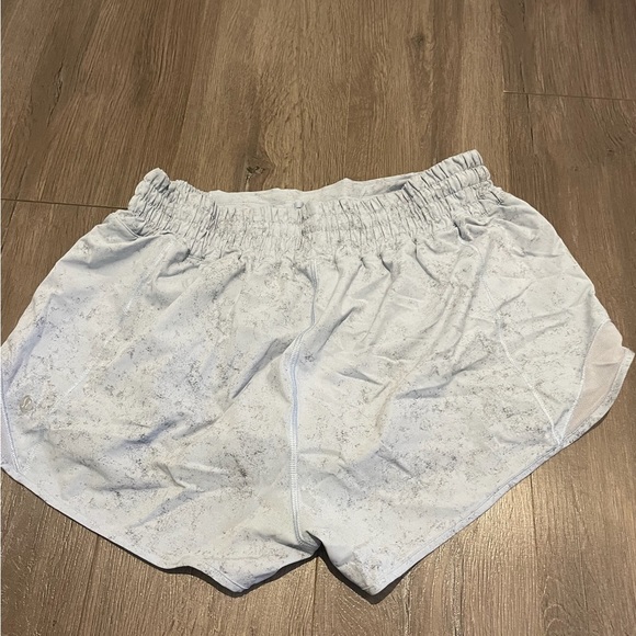 Lululemon hotty hots, 2.5” high rise blue splatter rare shorts, size 8 - Picture 2 of 4